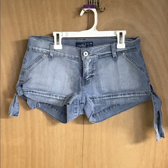 BEVERLY JEANS CO. DENIM LIGHT BLUE SHORTS - Picture 1 of 7